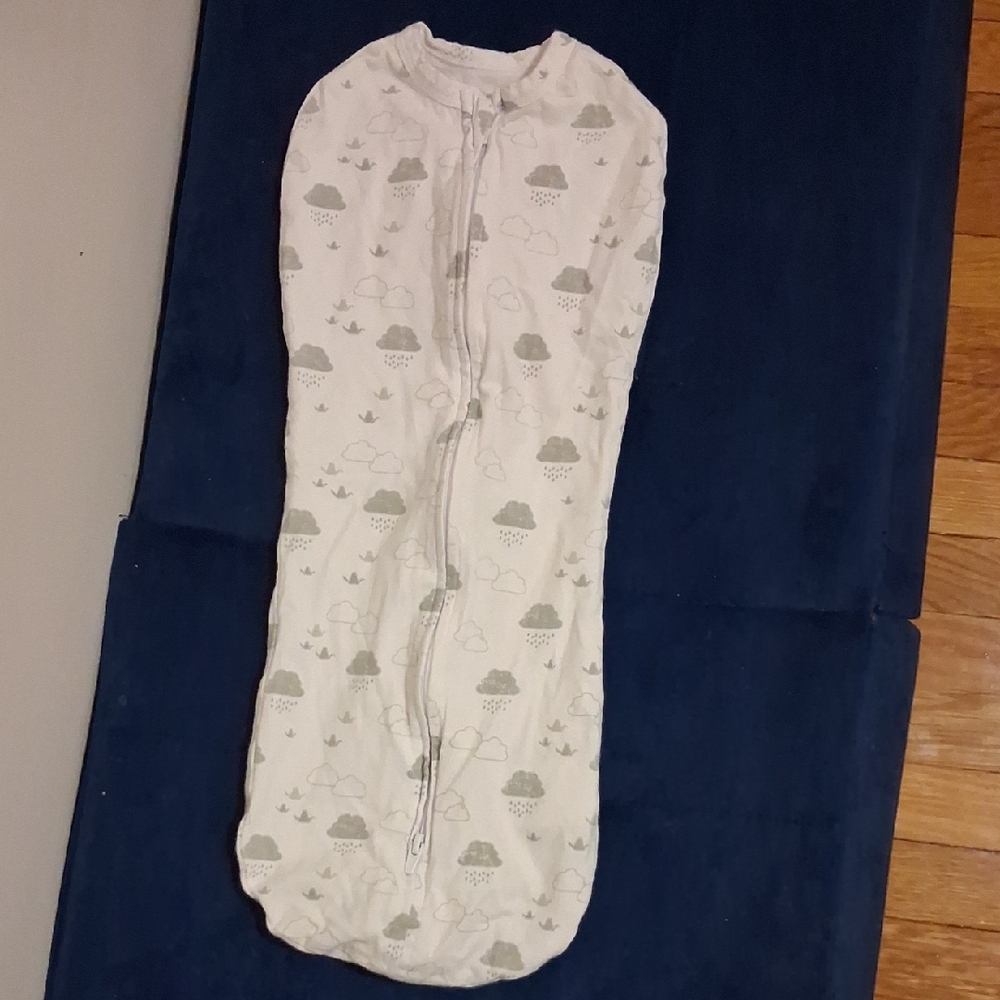 Neutral Cloud-Pattern Baby Sleep Swaddle Sack - Light Gray on White